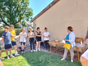 Bessamorel : dix jeunes ont rénové une terrasse en lauze et l&#039;aire de jeux