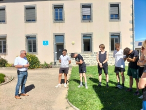 Bessamorel : dix jeunes ont rénové une terrasse en lauze et l&#039;aire de jeux