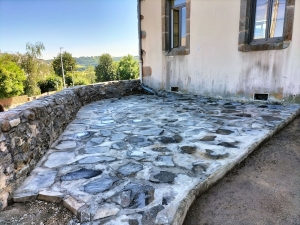 Bessamorel : dix jeunes ont rénové une terrasse en lauze et l&#039;aire de jeux