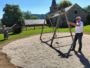 Bessamorel : dix jeunes ont rénové une terrasse en lauze et l&#039;aire de jeux