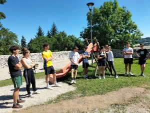 Bessamorel : dix jeunes ont rénové une terrasse en lauze et l&#039;aire de jeux