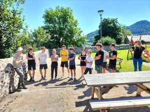 Bessamorel : dix jeunes ont rénové une terrasse en lauze et l&#039;aire de jeux