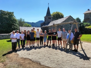 Bessamorel : dix jeunes ont rénové une terrasse en lauze et l&#039;aire de jeux