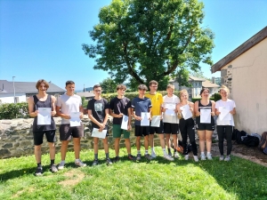 Bessamorel : dix jeunes ont rénové une terrasse en lauze et l&#039;aire de jeux