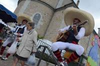 Le groupe Latcho Detsu a joué des morceaux ensoleillés au milieu des clients du marché.