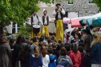 La Triplette de Cadix joue de la musique sur des échasses.