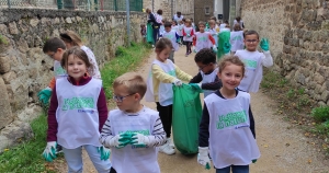 Opération &quot;Nettoyons la nature&quot; en CP à l&#039;école privée de Monistrol-sur-Loire