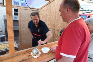 6000 oeufs et 1200 convives : l&#039;omelette géante des pompiers bat un record à Saint-Julien-Chapteuil