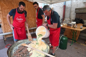 6000 oeufs et 1200 convives : l&#039;omelette géante des pompiers bat un record à Saint-Julien-Chapteuil