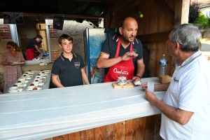 6000 oeufs et 1200 convives : l&#039;omelette géante des pompiers bat un record à Saint-Julien-Chapteuil