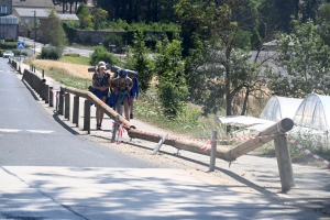 Yssingeaux : une voiture s&#039;encastre dans les barrières en bois de la Galoche