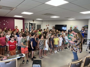 Saint-Maurice de Lignon : les écoliers du Sacré-Cœur ont chanté pour les aînés du Bel Age