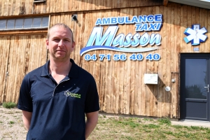 Romain Valon devant le bâtiment des Ambulances Masson sur la zone de Bouillou