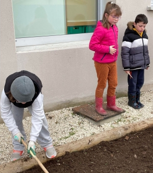 Retournac : on ressort les pioches et les râteaux à l&#039;école de Charrées