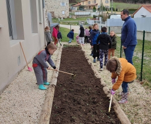 Retournac : on ressort les pioches et les râteaux à l&#039;école de Charrées