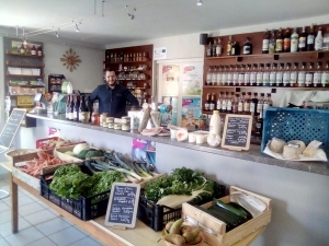 Saint-Julien-du-Pinet : il échange son piano de cuisine contre son piano à bretelles