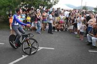 Sur son vélo et en équilibre, Clément Leroy se déshabille (vidéo)