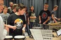 Nicolas et Stéphane joue des percussions.