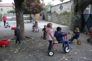 De nouveaux jeux pour la cour à l’école de Grazac