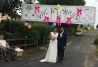 Sainte-Sigolène : une barricade nuptiale au village de &quot;La Roue&quot;