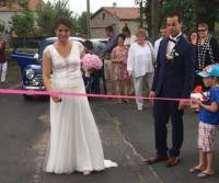 Sainte-Sigolène : une barricade nuptiale au village de &quot;La Roue&quot;