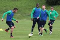 Robert Beric (à droite) a repris l&#039;entraînement collectif. Photo ASSE