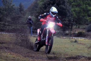 A Saint-Agrève, l&#039;enduro assure le show dans le froid