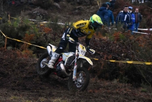 A Saint-Agrève, l&#039;enduro assure le show dans le froid