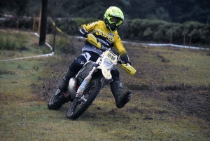 A Saint-Agrève, l&#039;enduro assure le show dans le froid