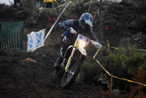 A Saint-Agrève, l&#039;enduro assure le show dans le froid