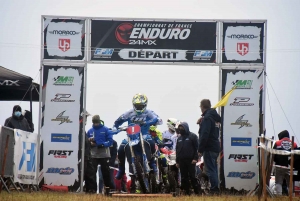 A Saint-Agrève, l&#039;enduro assure le show dans le froid