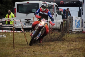 A Saint-Agrève, l&#039;enduro assure le show dans le froid