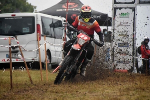 A Saint-Agrève, l&#039;enduro assure le show dans le froid