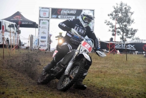 A Saint-Agrève, l&#039;enduro assure le show dans le froid