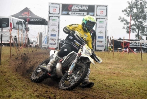 A Saint-Agrève, l&#039;enduro assure le show dans le froid