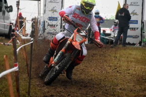 A Saint-Agrève, l&#039;enduro assure le show dans le froid