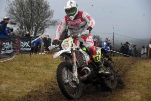 A Saint-Agrève, l&#039;enduro assure le show dans le froid