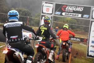 A Saint-Agrève, l&#039;enduro assure le show dans le froid