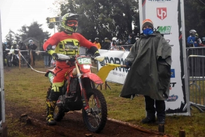 A Saint-Agrève, l&#039;enduro assure le show dans le froid