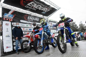 A Saint-Agrève, l&#039;enduro assure le show dans le froid