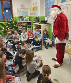 Bas-en-Basset : le Père Noël en visite à l&#039;école Saint-Joseph