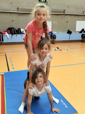 Les élèves de l&#039;école du Sacré-Coeur de Saint-Maurice-de-Lignon découvrent les arts du cirque