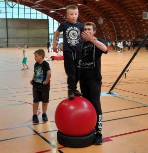 Les élèves de l&#039;école du Sacré-Coeur de Saint-Maurice-de-Lignon découvrent les arts du cirque