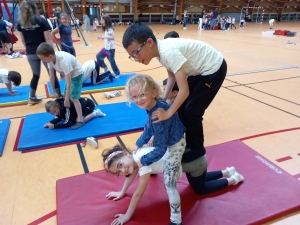 Les élèves de l&#039;école du Sacré-Coeur de Saint-Maurice-de-Lignon découvrent les arts du cirque