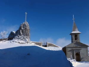 l&#039;église de Fay et son dyke surmonté de la croix