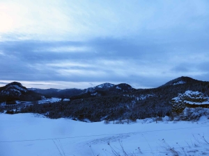 une ferme en ruine sous la neige et le rocher qui veille sur Borée en arrière-plan