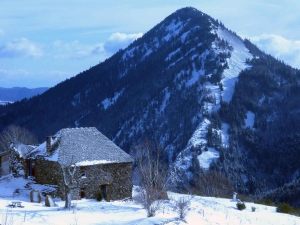 une ancienne ferme à flanc de montagne face au suc de Sarra