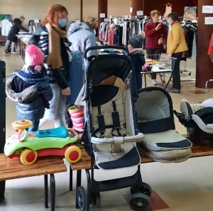 Les chalands au rendez-vous de la braderie du Secours catholique de Monistrol