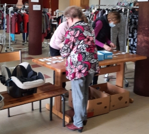 Les chalands au rendez-vous de la braderie du Secours catholique de Monistrol