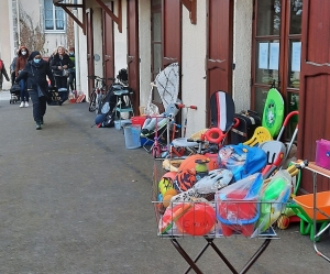 Les chalands au rendez-vous de la braderie du Secours catholique de Monistrol